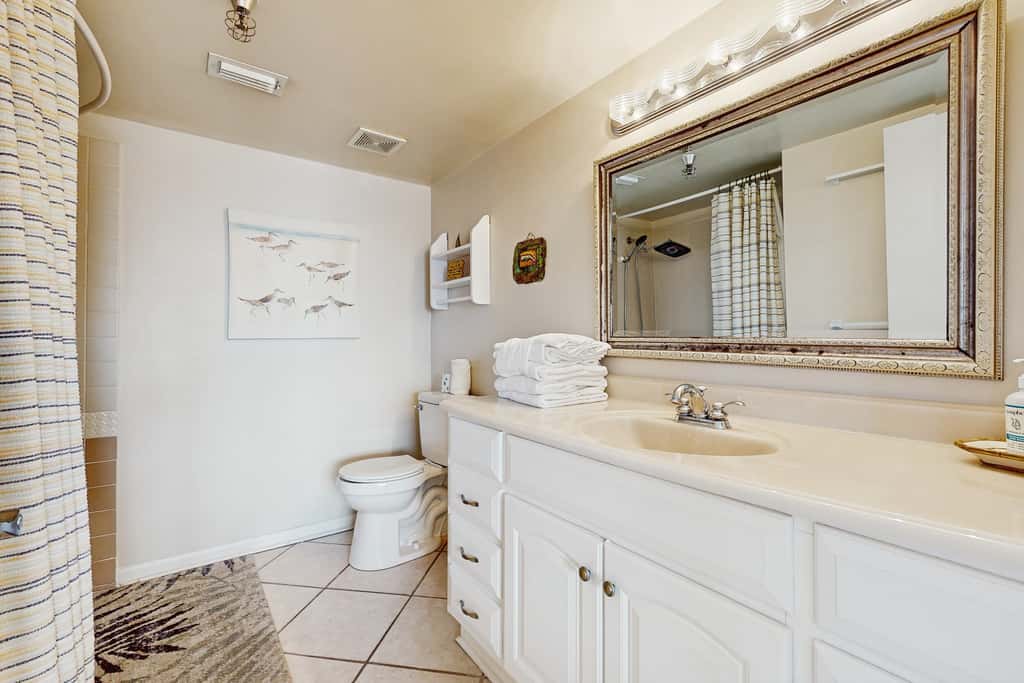 Beachfront condo, shared pool, large balcony and beach access