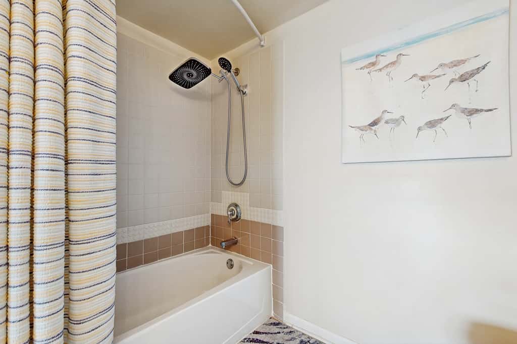 Beachfront condo, shared pool, large balcony and beach access