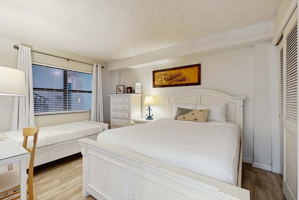 Beachfront condo, shared pool, large balcony and beach access