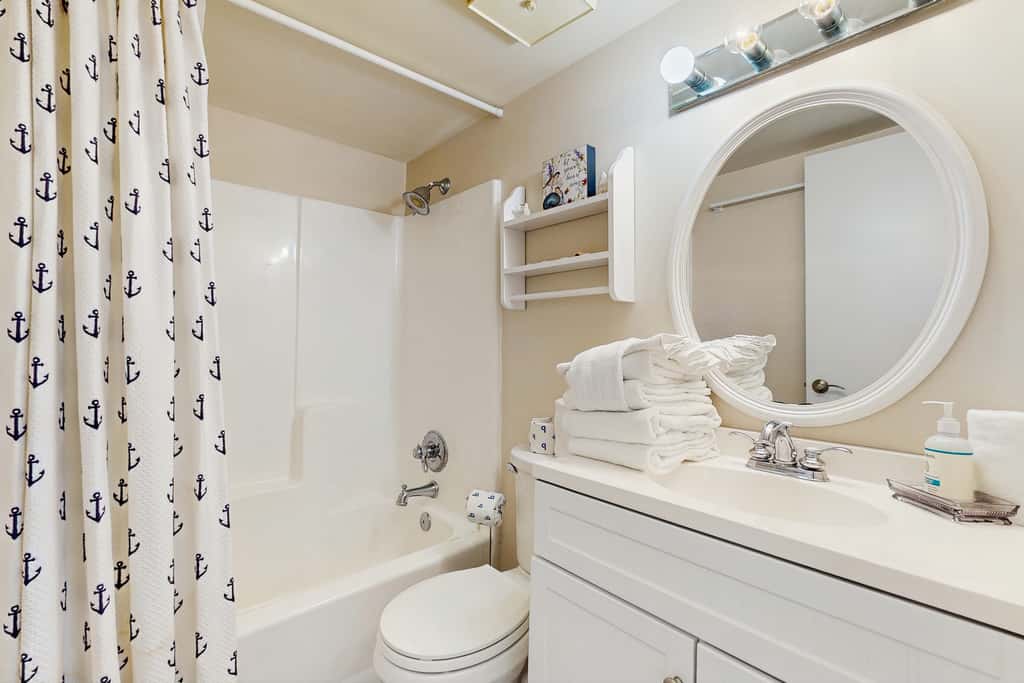 Beachfront condo, shared pool, large balcony and beach access
