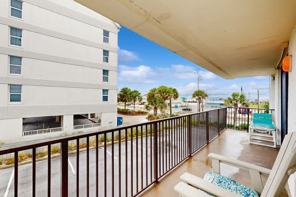 Beachfront condo, shared pool, large balcony and beach access