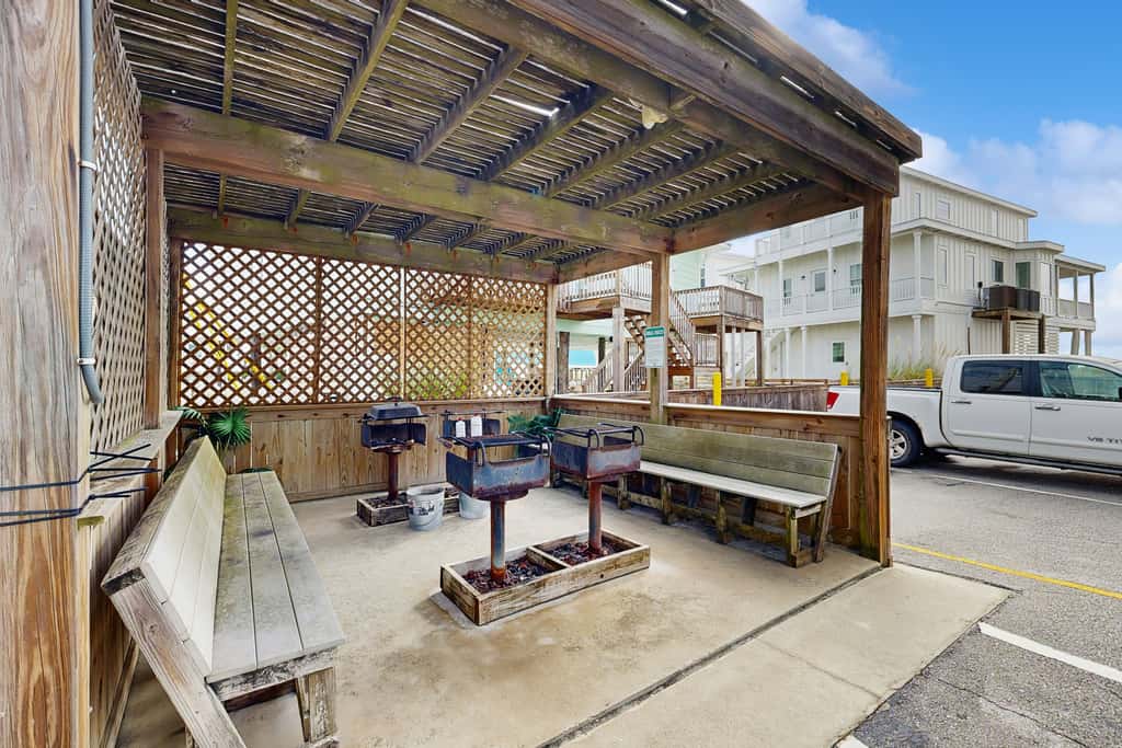 Beachfront condo, shared pool, large balcony and beach access