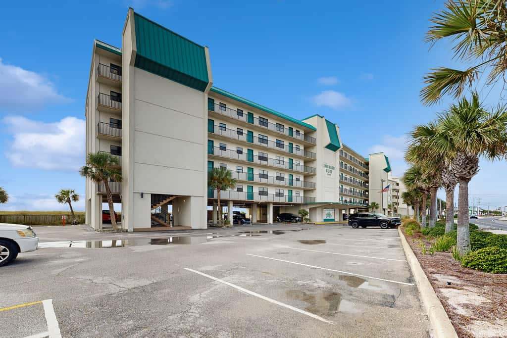 Beachfront condo, shared pool, large balcony and beach access