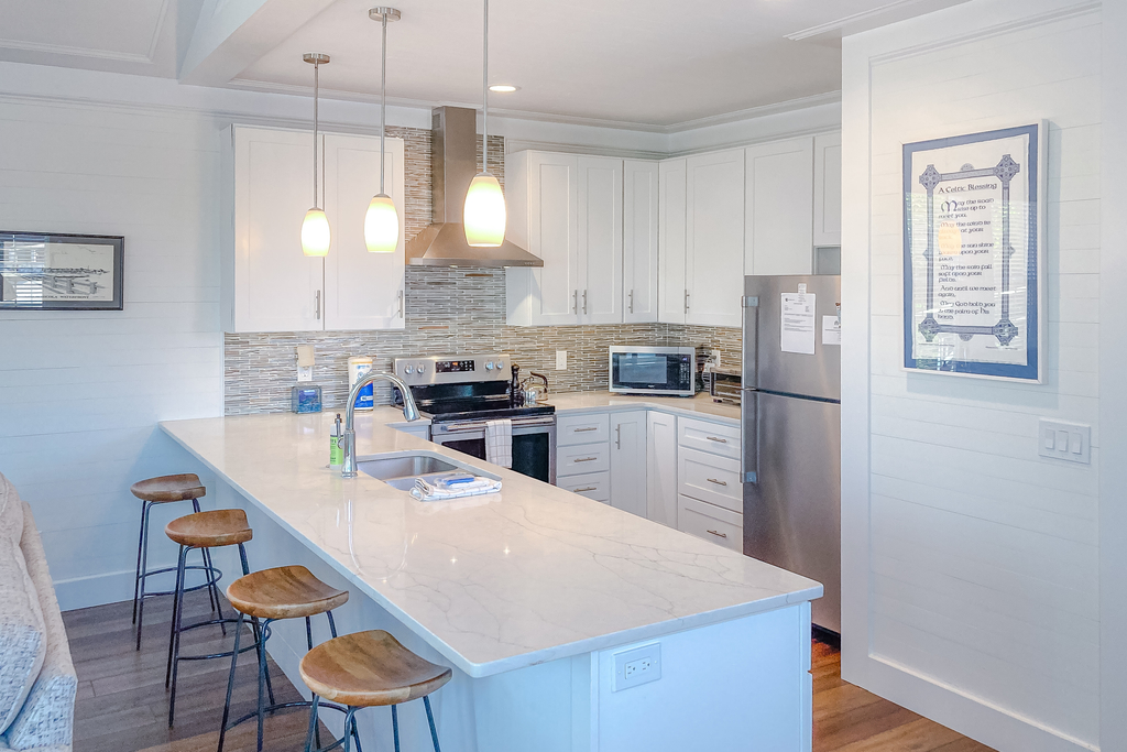 Waterfront apartment with lovely views in walkable location