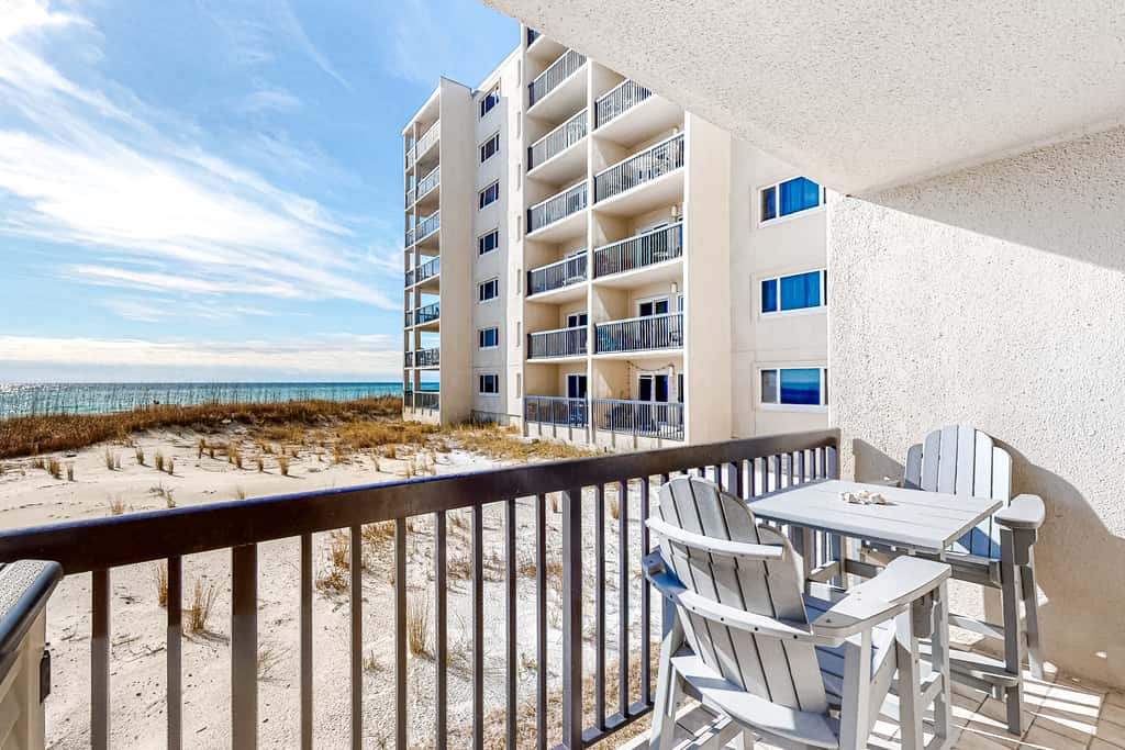 Adorable condo overlooking the sand with beach access & pools