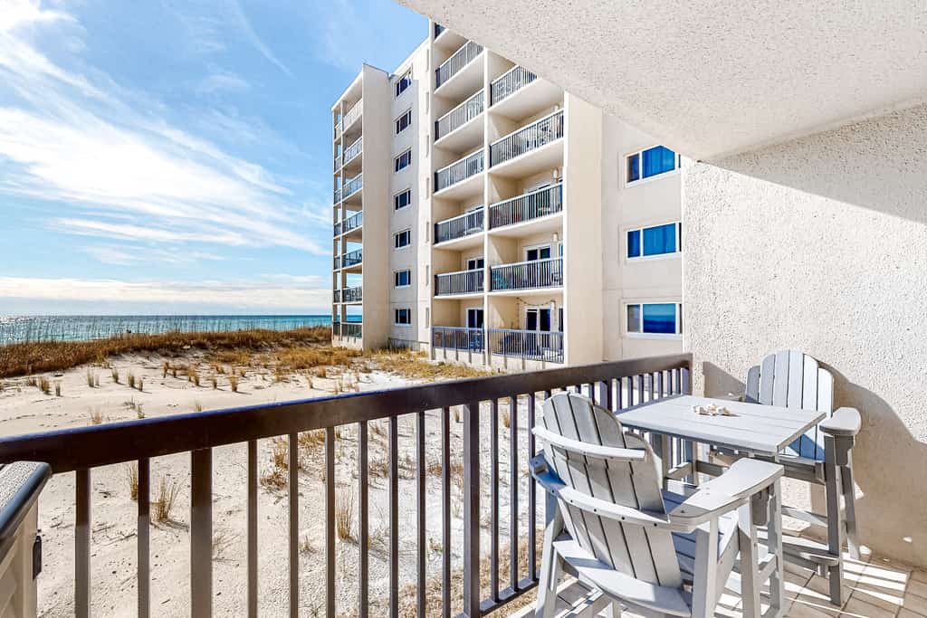 Adorable condo overlooking the sand with beach access & pools