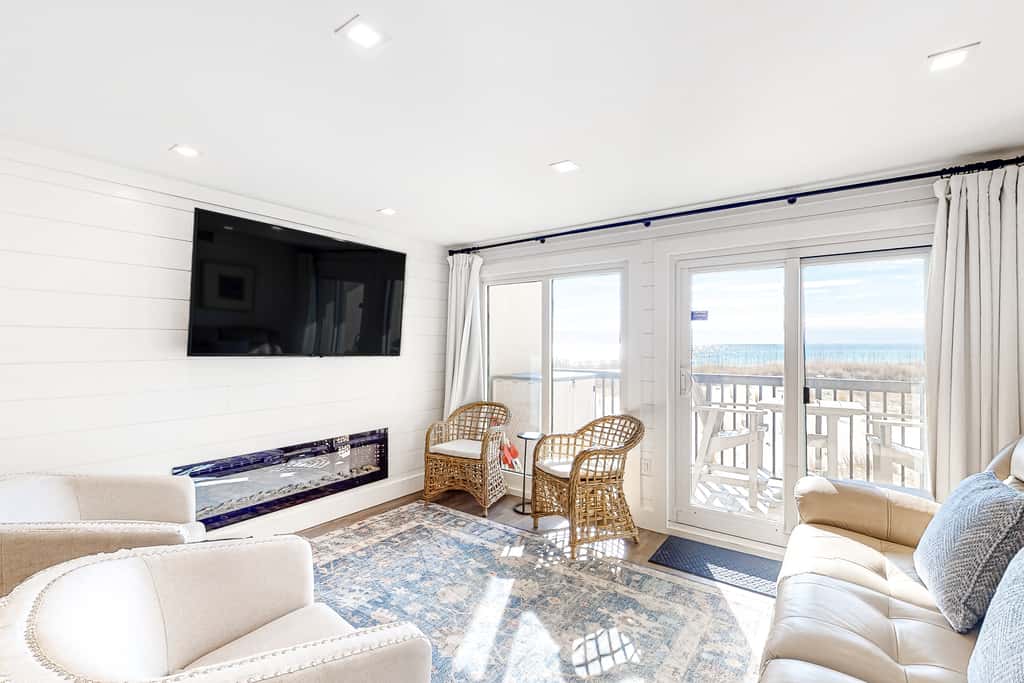 Adorable condo overlooking the sand with beach access & pools