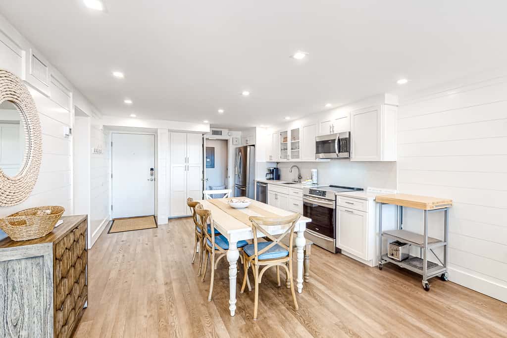 Adorable condo overlooking the sand with beach access & pools