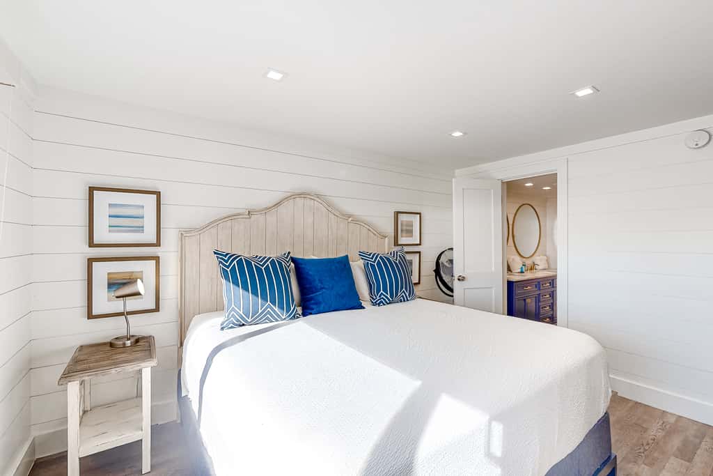 Adorable condo overlooking the sand with beach access & pools