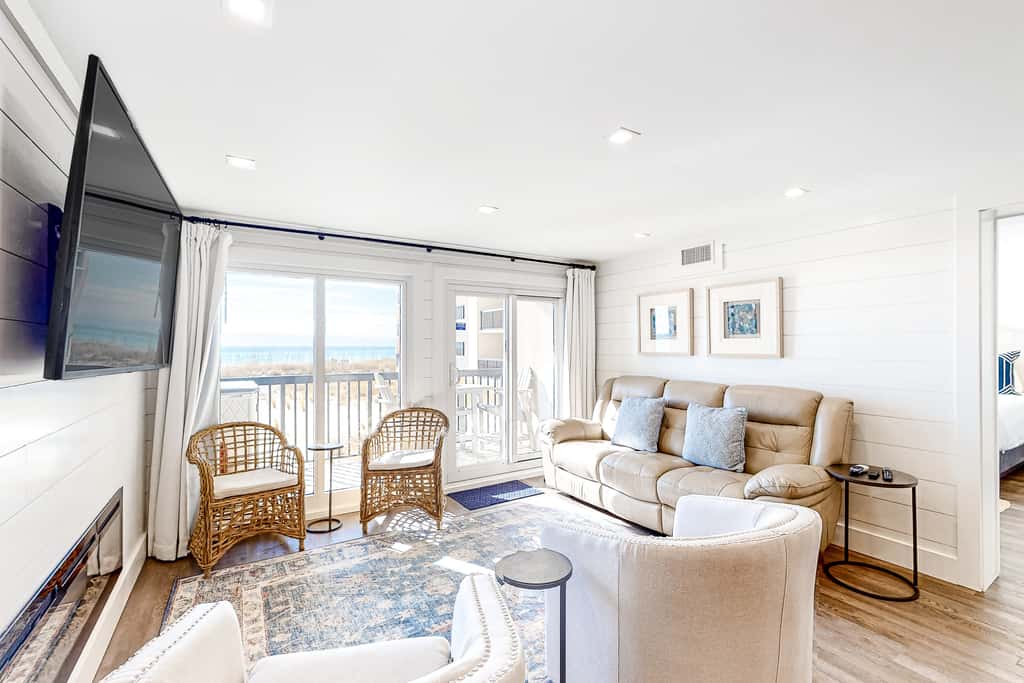 Adorable condo overlooking the sand with beach access & pools
