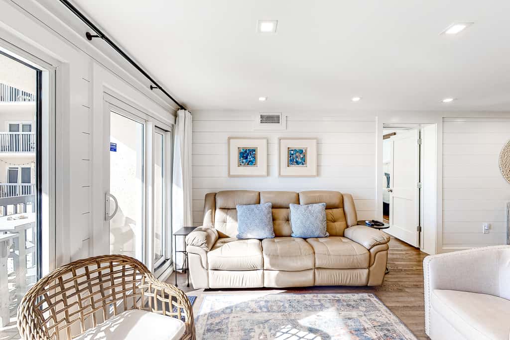 Adorable condo overlooking the sand with beach access & pools