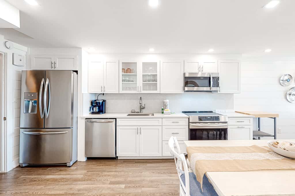 Adorable condo overlooking the sand with beach access & pools