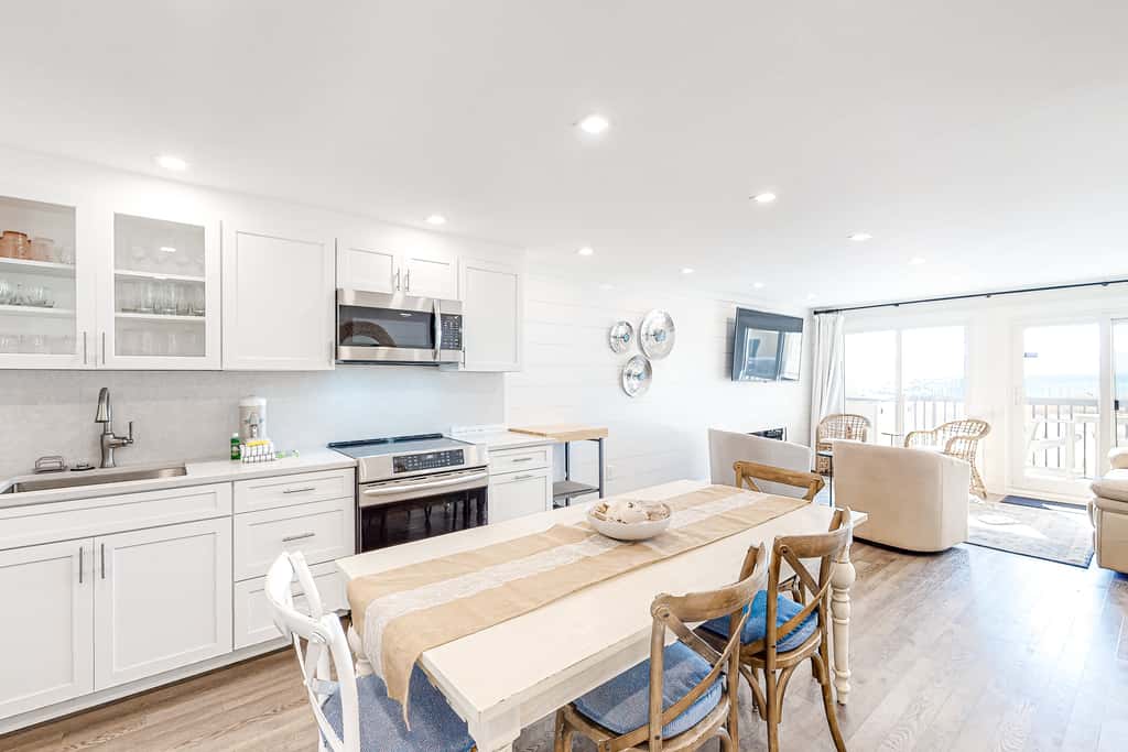 Adorable condo overlooking the sand with beach access & pools