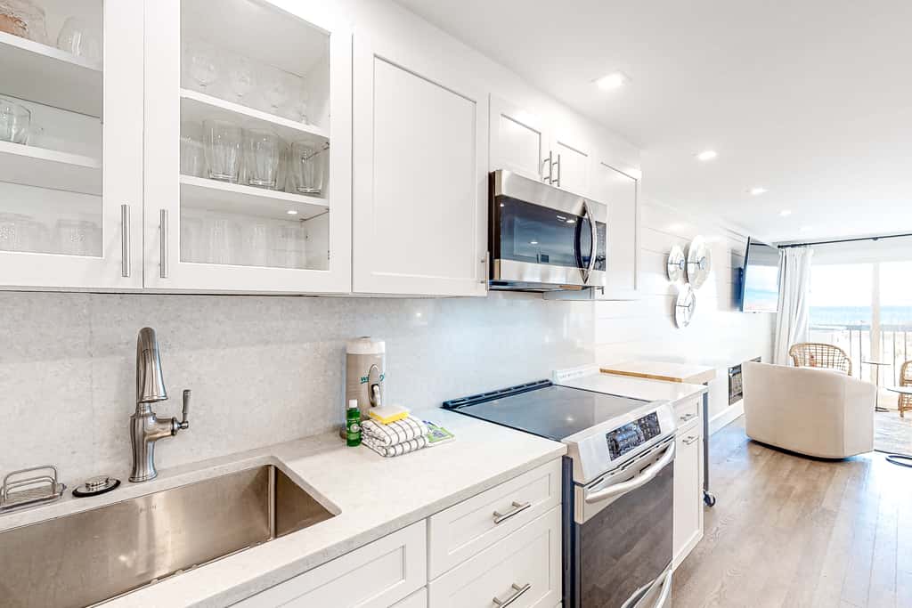 Adorable condo overlooking the sand with beach access & pools
