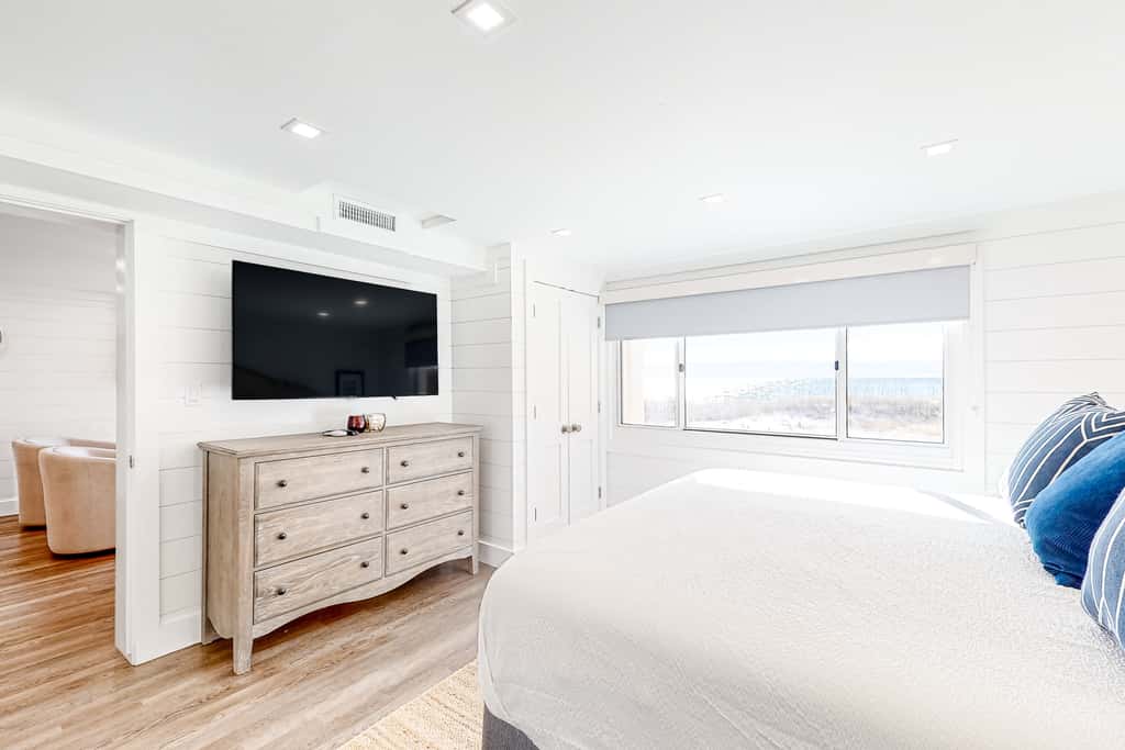 Adorable condo overlooking the sand with beach access & pools