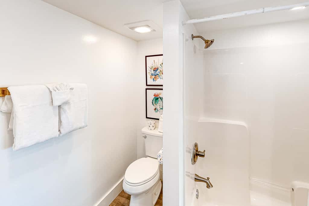 Adorable condo overlooking the sand with beach access & pools
