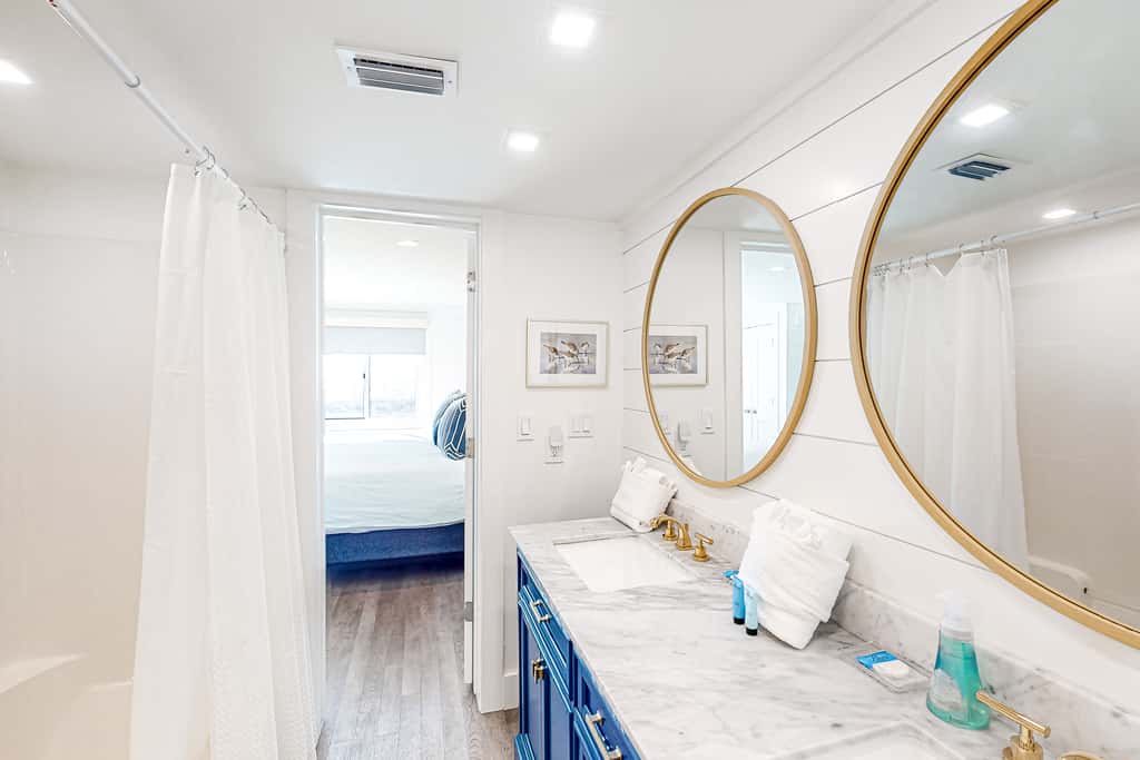 Adorable condo overlooking the sand with beach access & pools