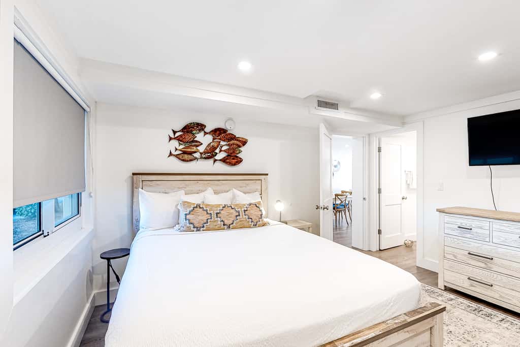 Adorable condo overlooking the sand with beach access & pools