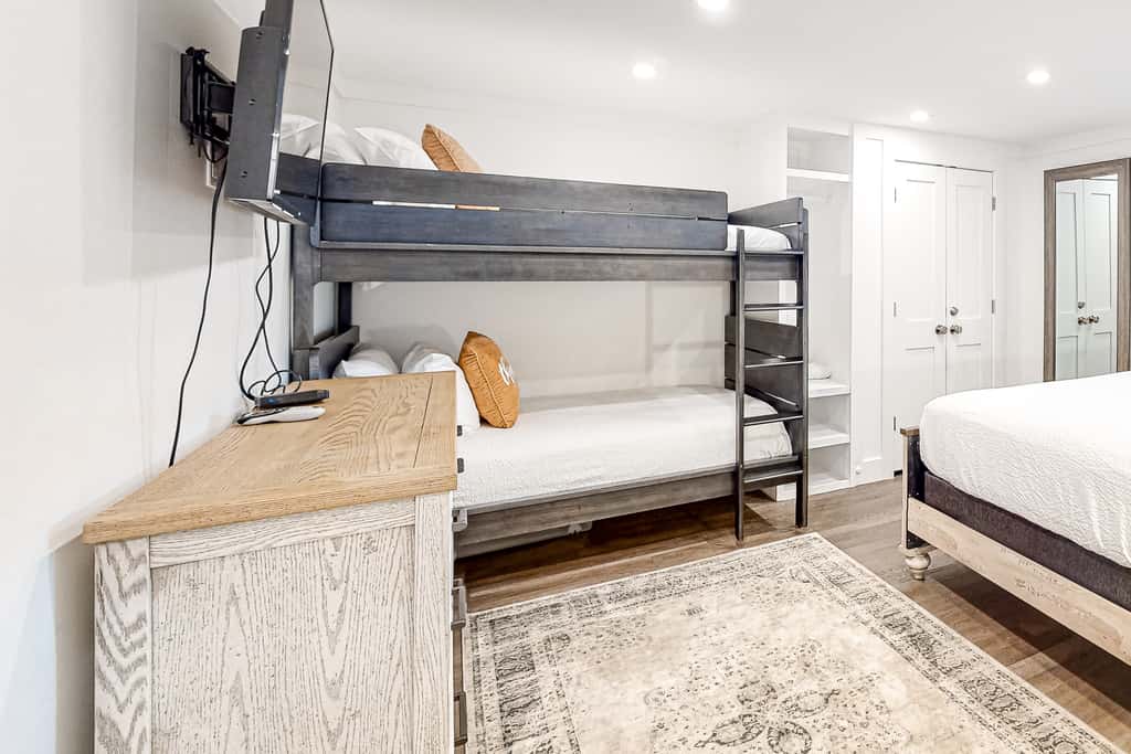 Adorable condo overlooking the sand with beach access & pools