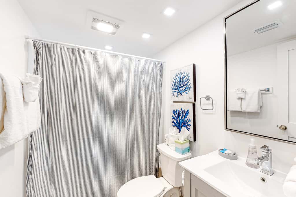Adorable condo overlooking the sand with beach access & pools