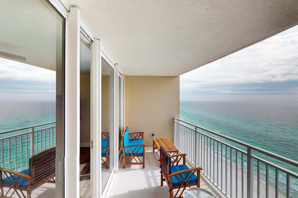 Beautiful condo with beach access, shared pool, WiFi, and panoramic views