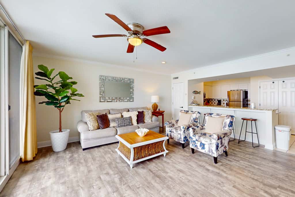 Beautiful condo with beach access, shared pool, WiFi, and panoramic views