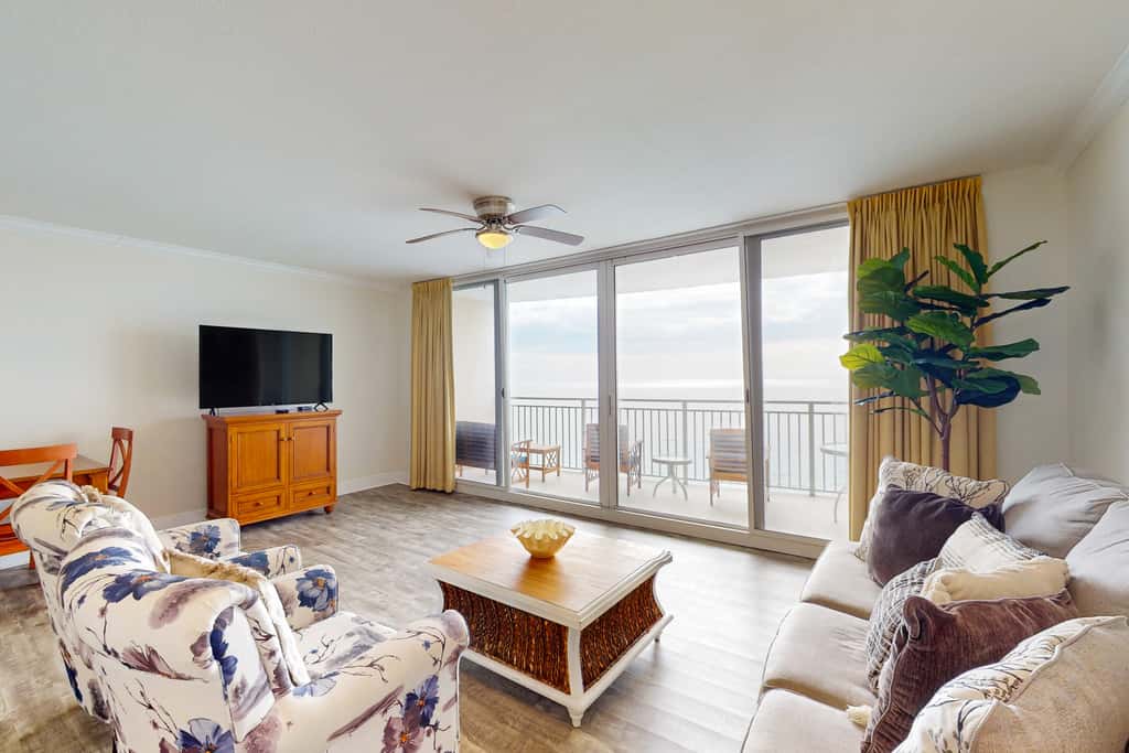 Beautiful condo with beach access, shared pool, WiFi, and panoramic views