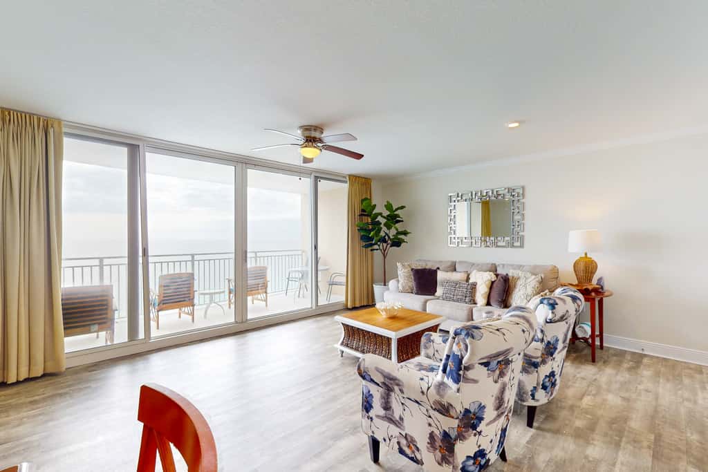 Beautiful condo with beach access, shared pool, WiFi, and panoramic views