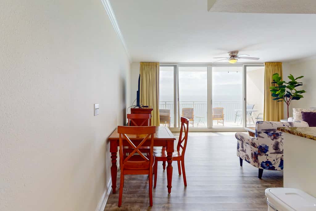 Beautiful condo with beach access, shared pool, WiFi, and panoramic views