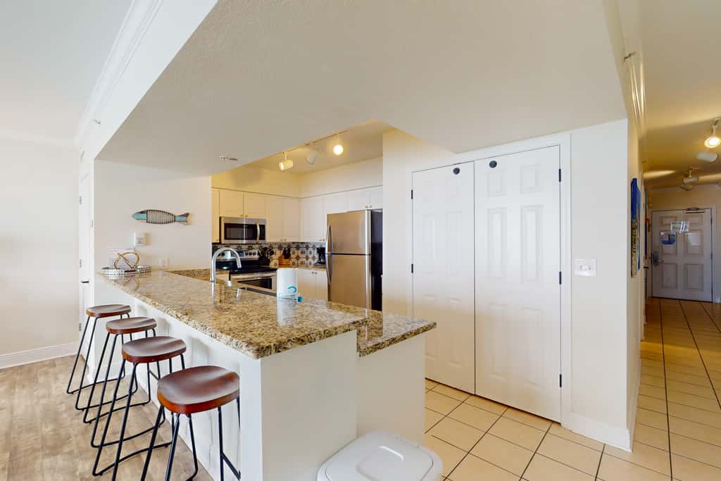 Beautiful condo with beach access, shared pool, WiFi, and panoramic views