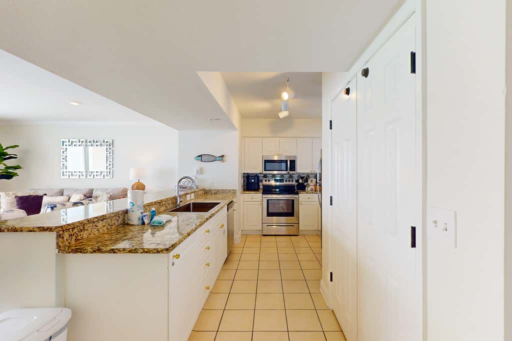 Beautiful condo with beach access, shared pool, WiFi, and panoramic views