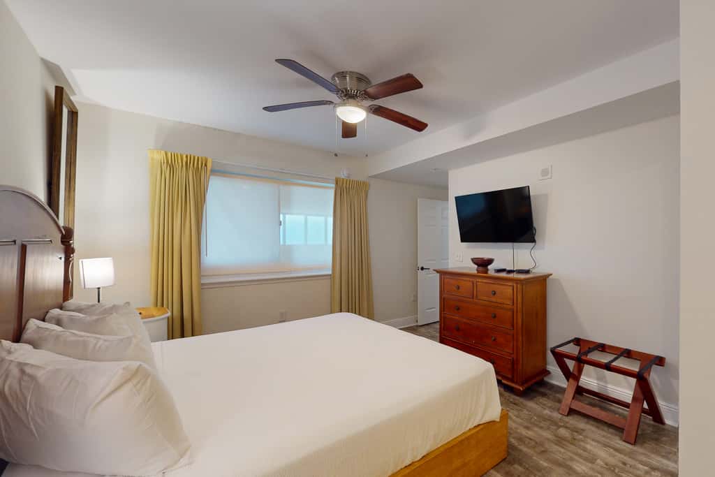 Beautiful condo with beach access, shared pool, WiFi, and panoramic views
