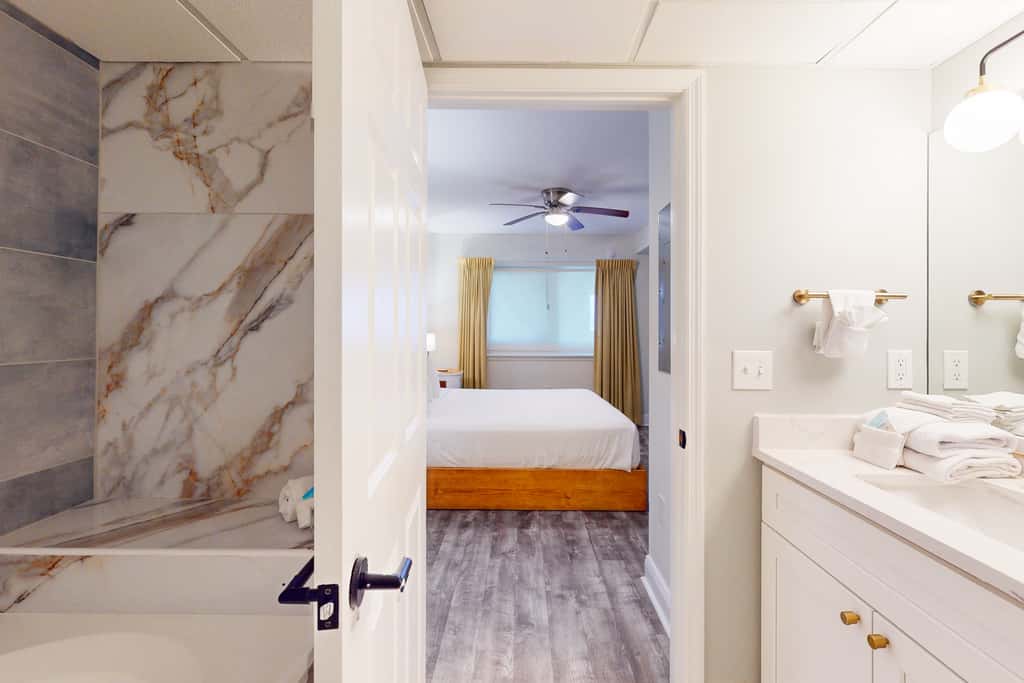 Beautiful condo with beach access, shared pool, WiFi, and panoramic views