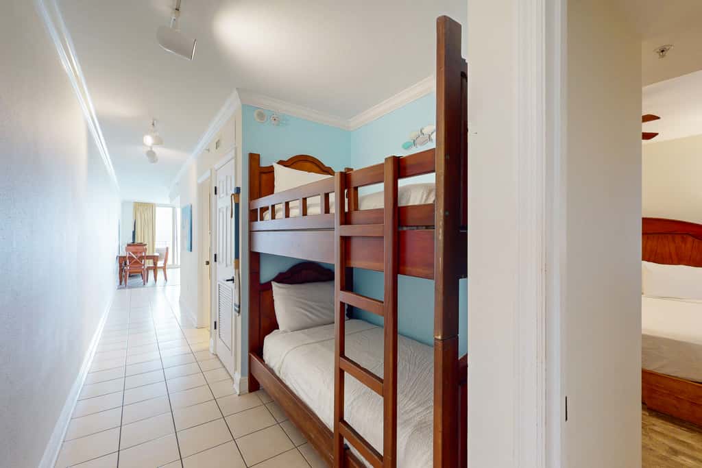 Beautiful condo with beach access, shared pool, WiFi, and panoramic views