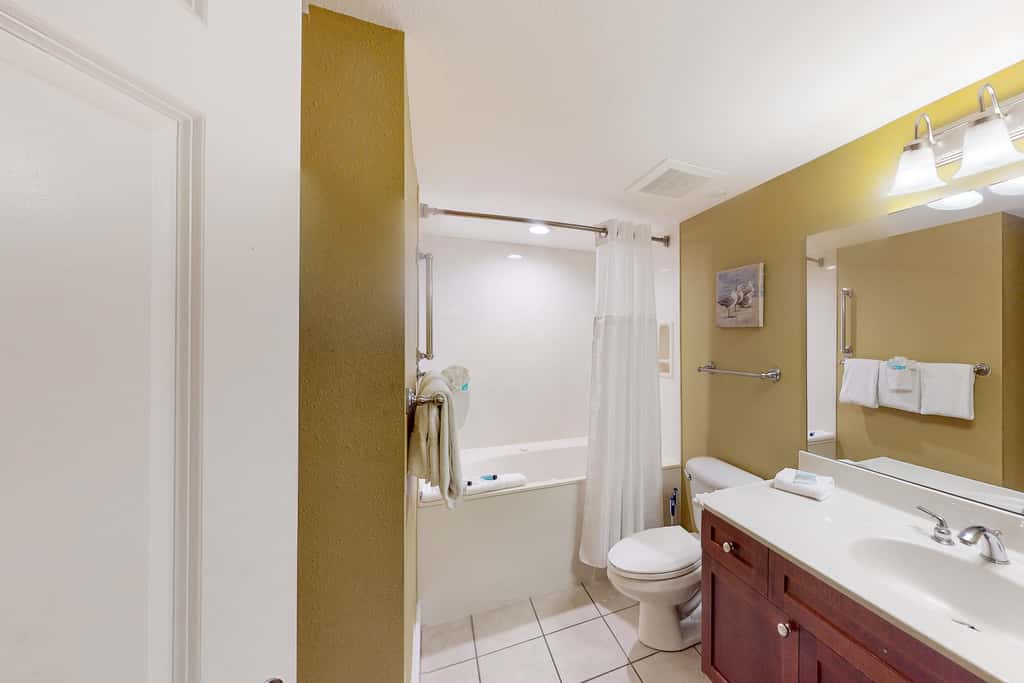 Beachfront resort condo with gulf views, pools,splash pad, hot tub, & gym