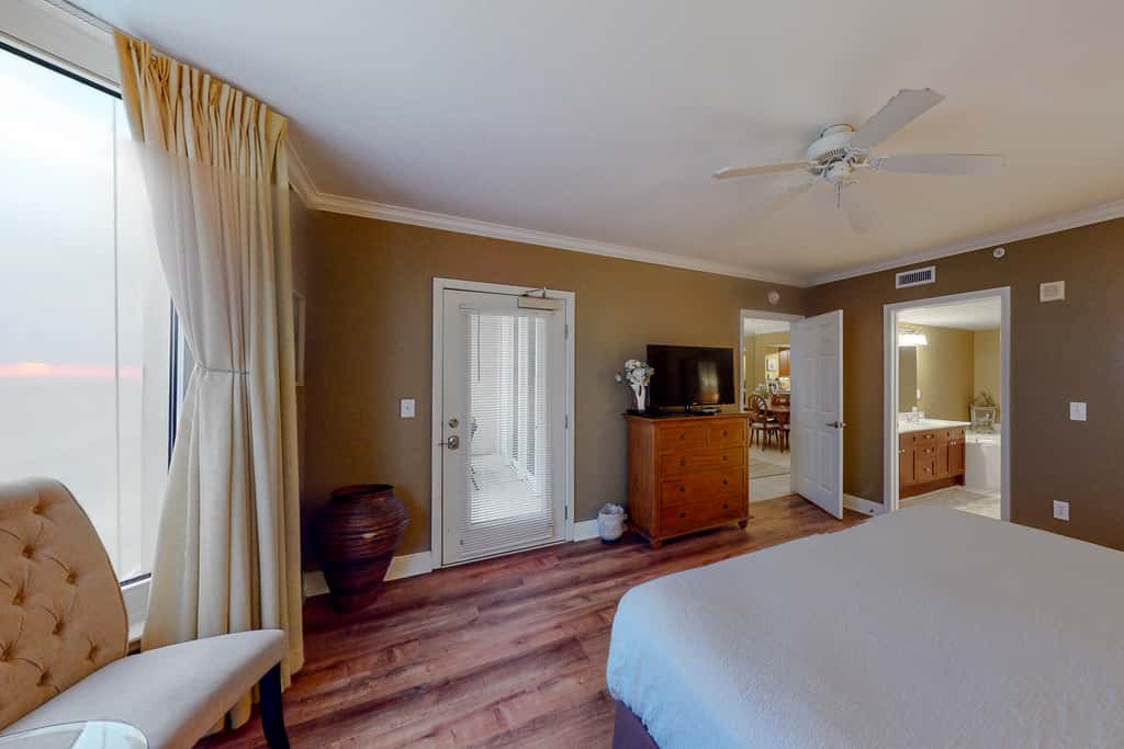 Beachfront resort condo with gulf views, pools,splash pad, hot tub, & gym
