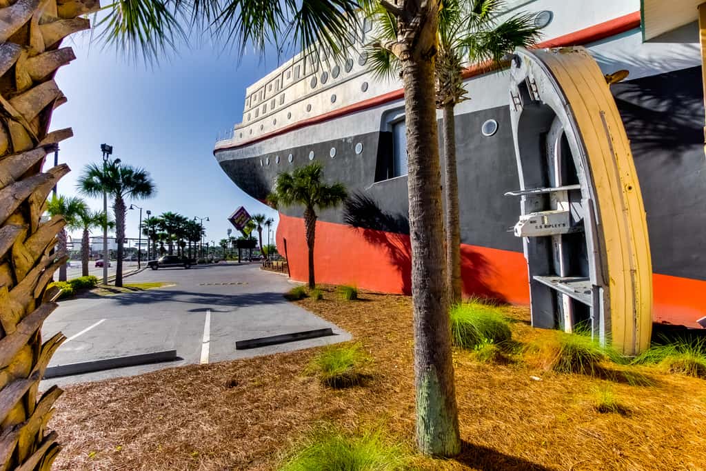 Beachfront resort condo with gulf views, pools,splash pad, hot tub, & gym