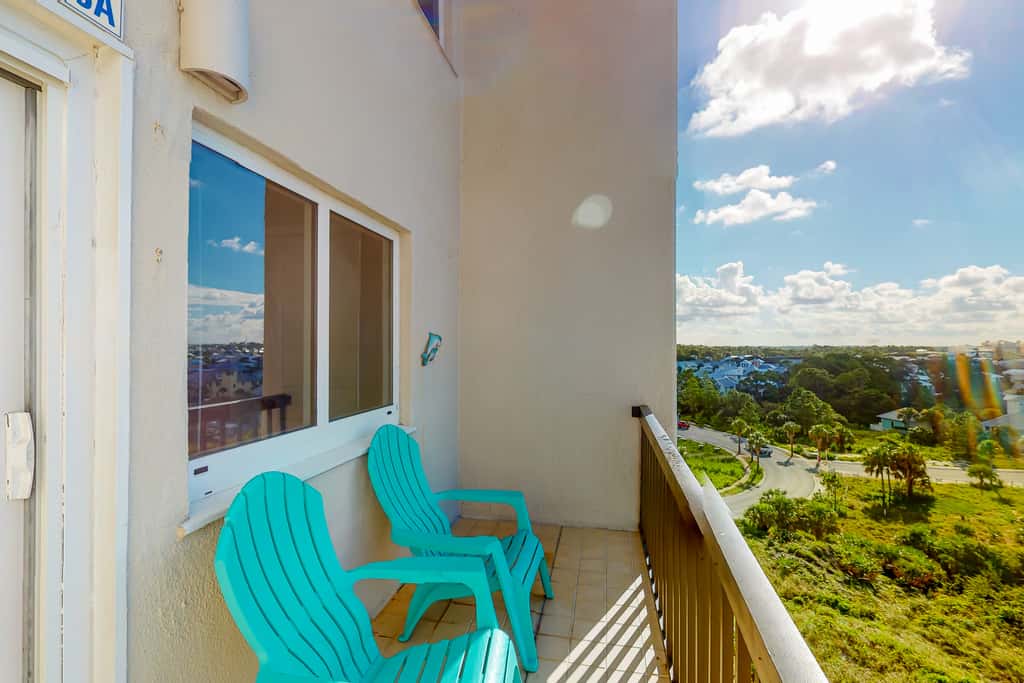 Beachfront condo in gated resort with pools, lake access, fast WiFi & patio