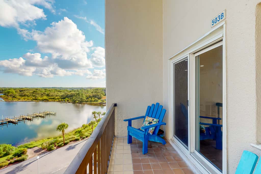 Beachfront condo in gated resort with pools, lake access, fast WiFi & patio