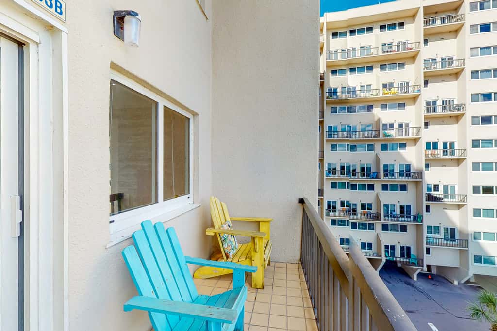 Beachfront condo in gated resort with pools, lake access, fast WiFi & patio