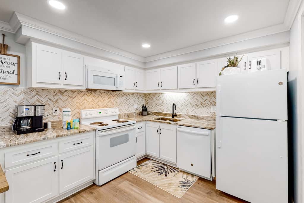 Beachfront condo in gated resort with pools, lake access, fast WiFi & patio
