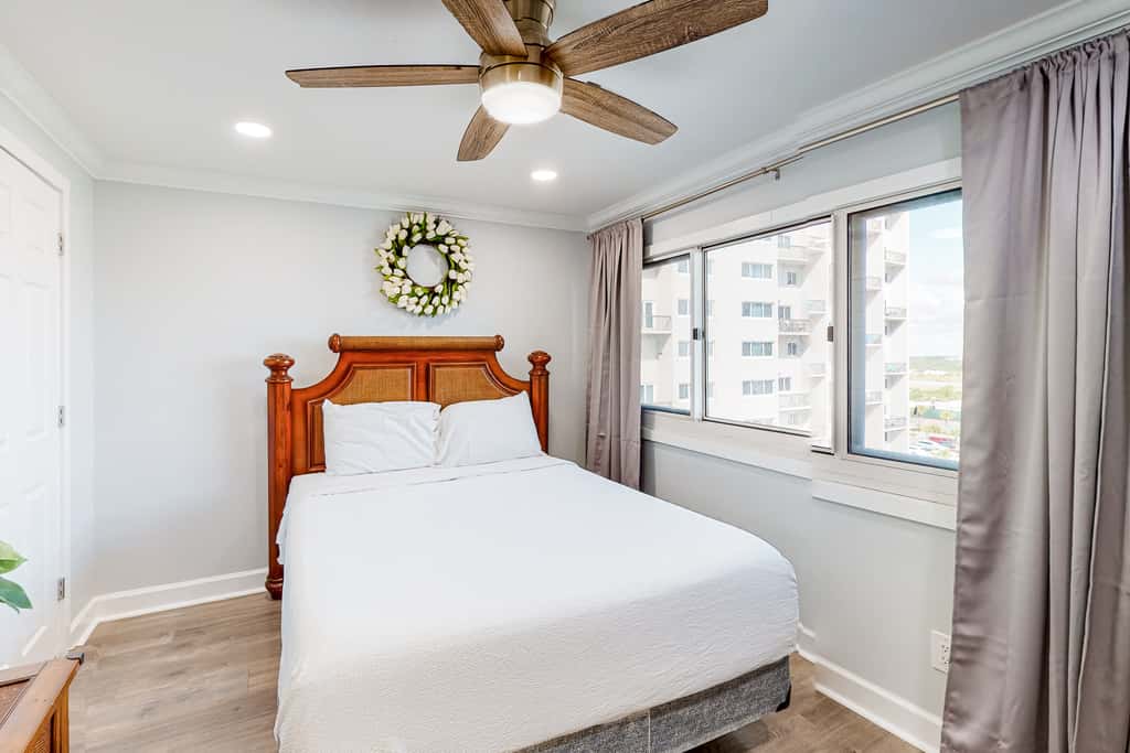 Beachfront condo in gated resort with pools, lake access, fast WiFi & patio