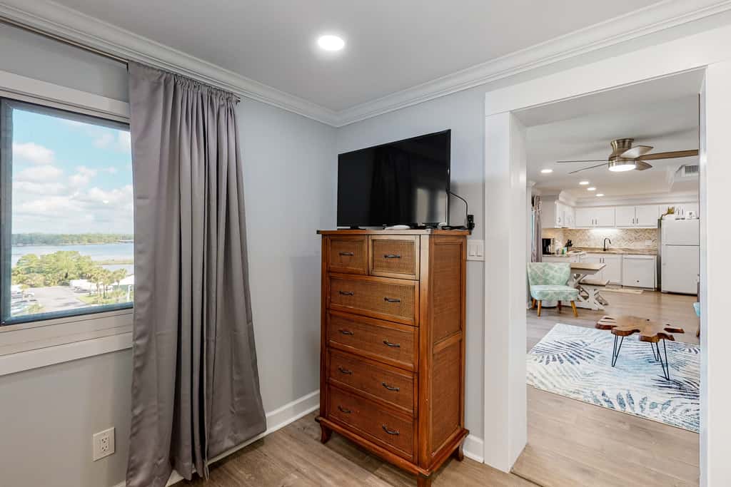 Beachfront condo in gated resort with pools, lake access, fast WiFi & patio