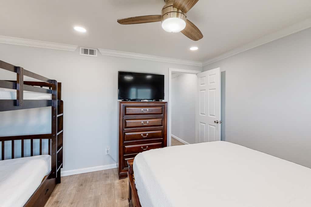 Beachfront condo in gated resort with pools, lake access, fast WiFi & patio
