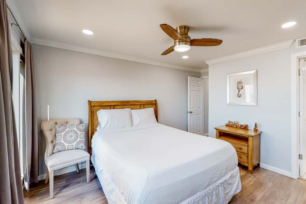 Beachfront condo in gated resort with pools, lake access, fast WiFi & patio