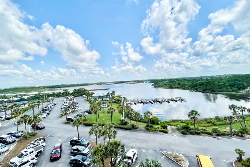 Beachfront condo in gated resort with pools, lake access, fast WiFi & patio