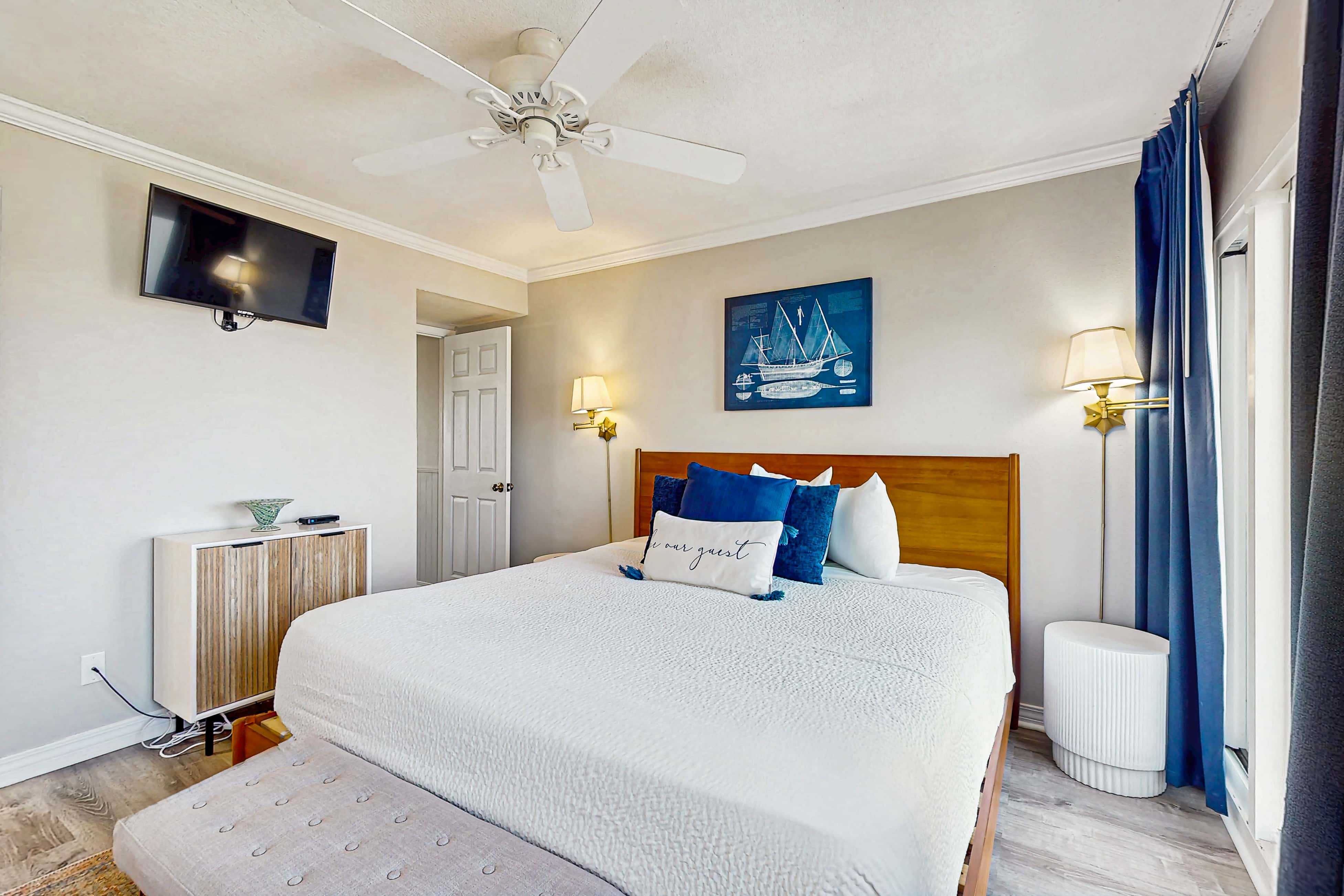 Gorgeous beachfront condo, shared pool and beach access