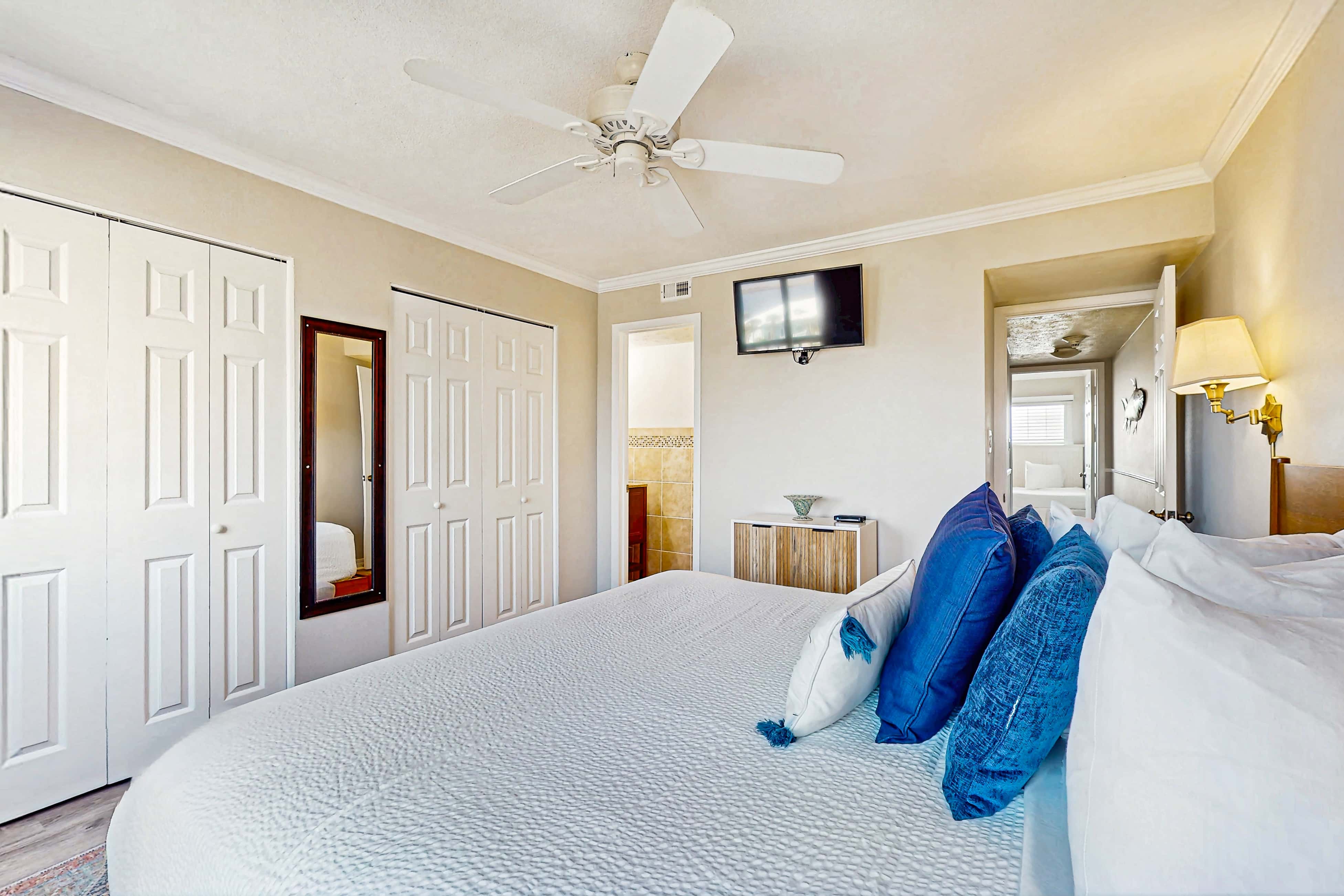 Gorgeous beachfront condo, shared pool and beach access