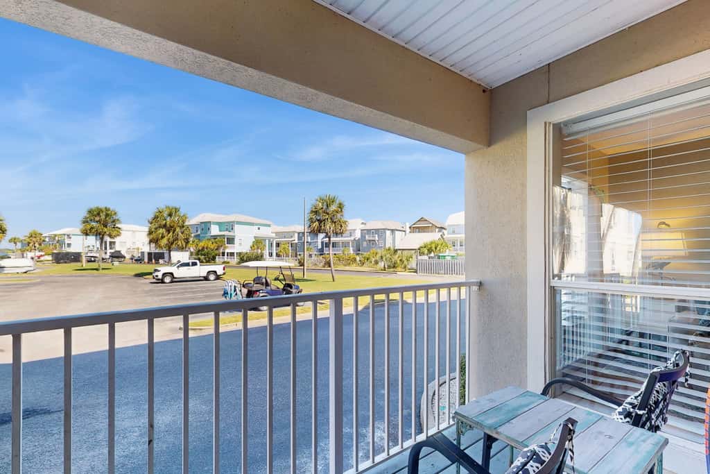 Cozy coastal condo with a shared pool and close to the beach