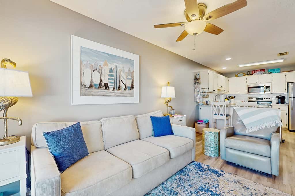 Cozy coastal condo with a shared pool and close to the beach